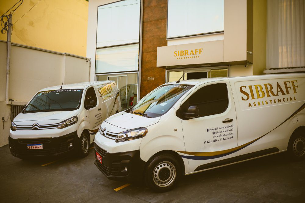 Fachada da unidade da Sibraff Assistencial em São Caetano com veículos funerários prontos para atendimento