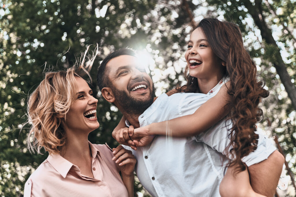 Família reunida desfrutando de um momento tranquilo no mês de dezembro